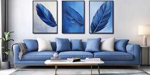 蓝色羽毛挂画的温馨客厅