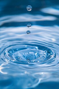 水滴落入水面的美妙瞬间