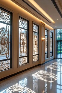 奢华走廊的精美雕花隔断