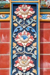 中式建筑精美花卉装饰