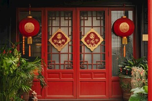 中式红门迎新春氛围浓