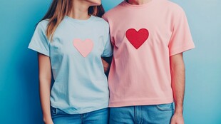 情侣爱心T恤甜蜜亮相