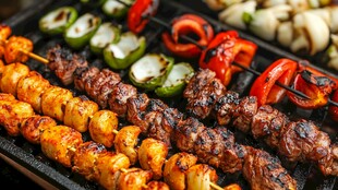 美味烤肉串与蔬菜串组合