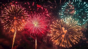 绚丽烟花点亮夜空