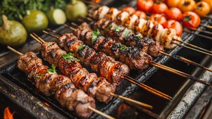 美味烤肉串在烤架上烤制