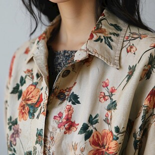 复古花卉印花衬衫近景
