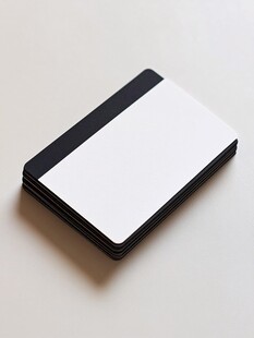 黑白简约名片堆叠展示