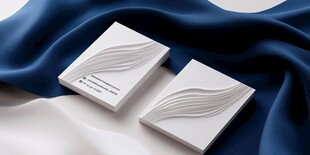 立体纹理名片展示于蓝布上