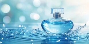 蓝色香水瓶与灵动水花