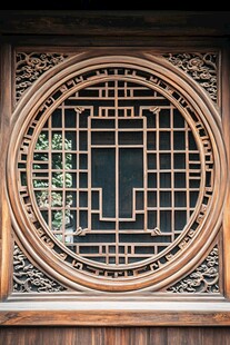 中式古典雕花圆窗特写