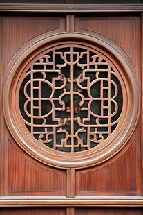 中式圆窗木雕精美图案