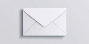白色简约信封特写