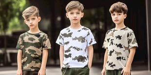 三个男孩的迷彩T恤穿搭