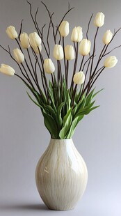 白色郁金香插于简约花瓶中