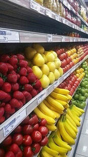 超市货架上琳琅满目的水果