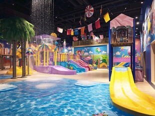 室内儿童水上乐园欢乐场景