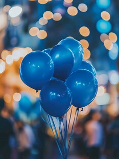 蓝色气球点亮梦幻夜景