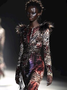 非洲模特演绎华丽动物纹服饰
