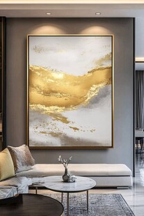 现代客厅中的奢华金箔挂画