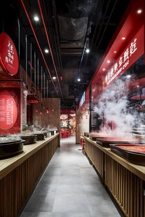 火锅店内部热气腾腾的场景