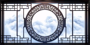 中式窗棂映云海美景