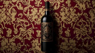 古典背景下的精美葡萄酒瓶