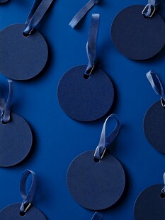 蓝色圆形吊牌整齐排列