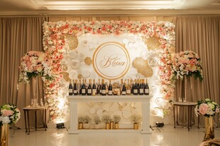 浪漫婚礼香槟鲜花布置区