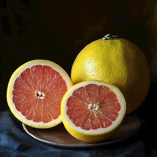 新鲜西柚切片与完整果实