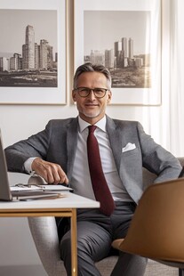 商务男士端坐于办公环境中