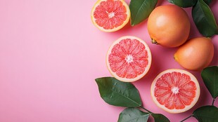 粉色背景上的新鲜西柚