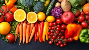 多彩新鲜蔬菜与水果陈列