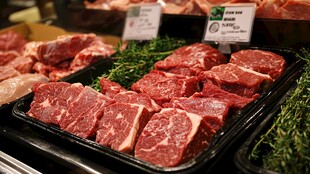 新鲜牛肉陈列在超市货架