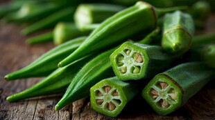 新鲜秋葵摆放在古朴木面