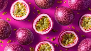 紫色背景上的百香果特写