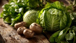 新鲜蔬菜与蘑菇摆放在木桌