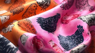 多彩动物印花布料特写