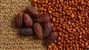 红枣与谷物摆放在麻布上