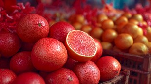 新鲜诱人的红西柚与柑橘