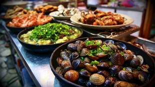 海鲜美食盛宴摆满桌