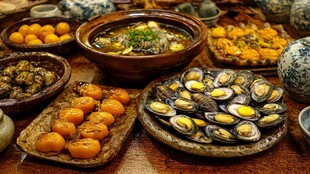 丰盛中式佳肴摆满一桌