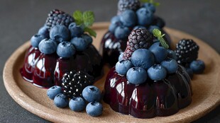 浆果装饰的美味果冻甜点