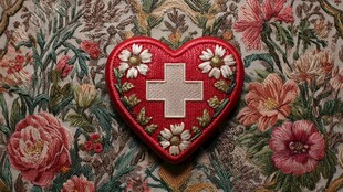 红色绣花爱心配白色十字