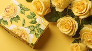 黄玫瑰与花卉图案礼盒