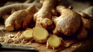 新鲜生姜特写与切片展示