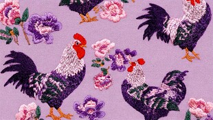 紫底绣公鸡花卉图案