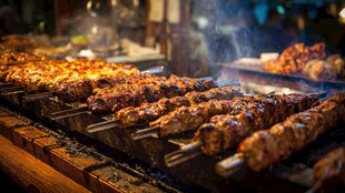 夜市烤串飘香诱人场景