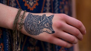 手部狼头纹身特写