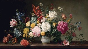 古典花瓶中的缤纷花卉