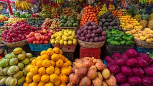 多彩水果摆满摊